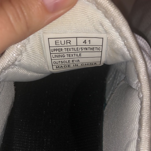 Tennis shoes - Picture 3 of 4